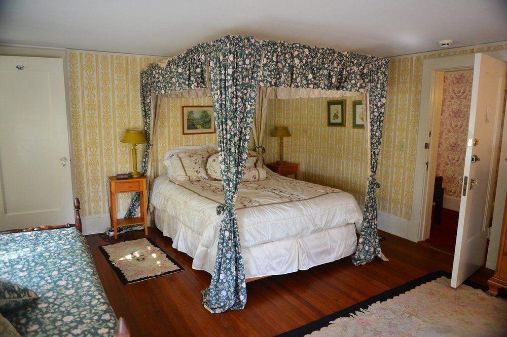 Windflower Inn Грейт Барингтън Екстериор снимка
