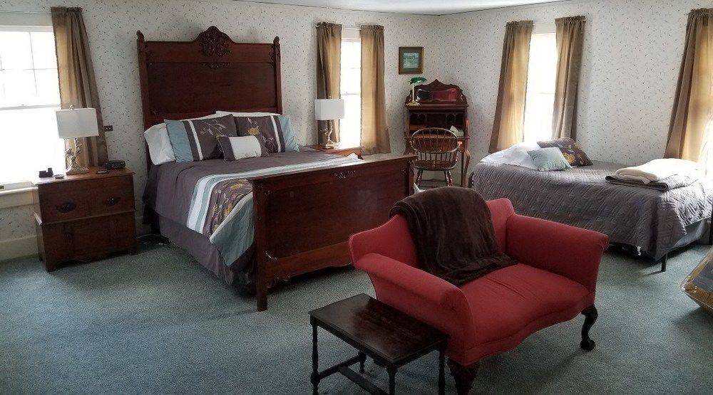 Windflower Inn Грейт Барингтън Екстериор снимка