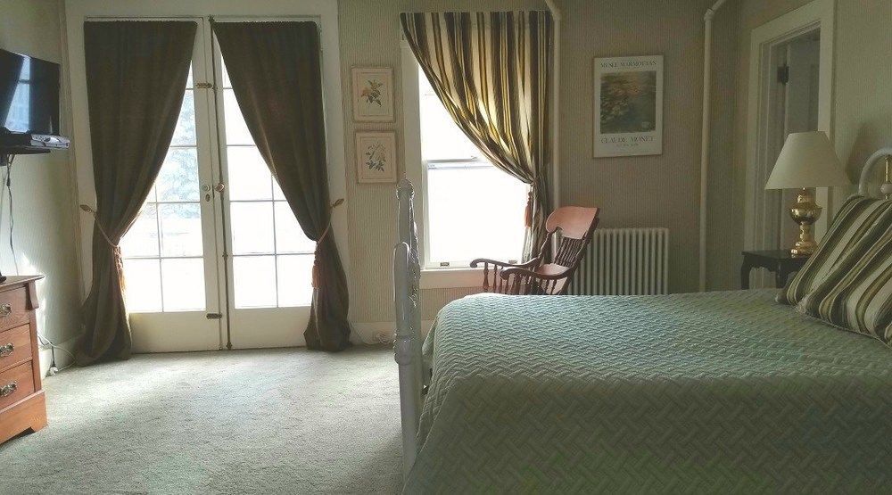 Windflower Inn Грейт Барингтън Екстериор снимка