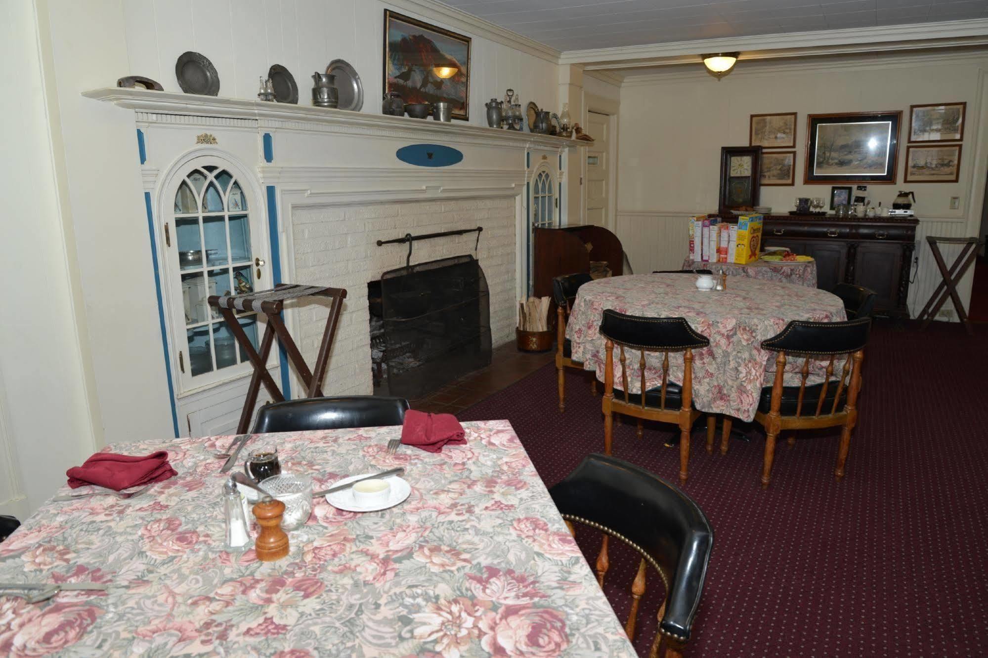 Windflower Inn Грейт Барингтън Екстериор снимка