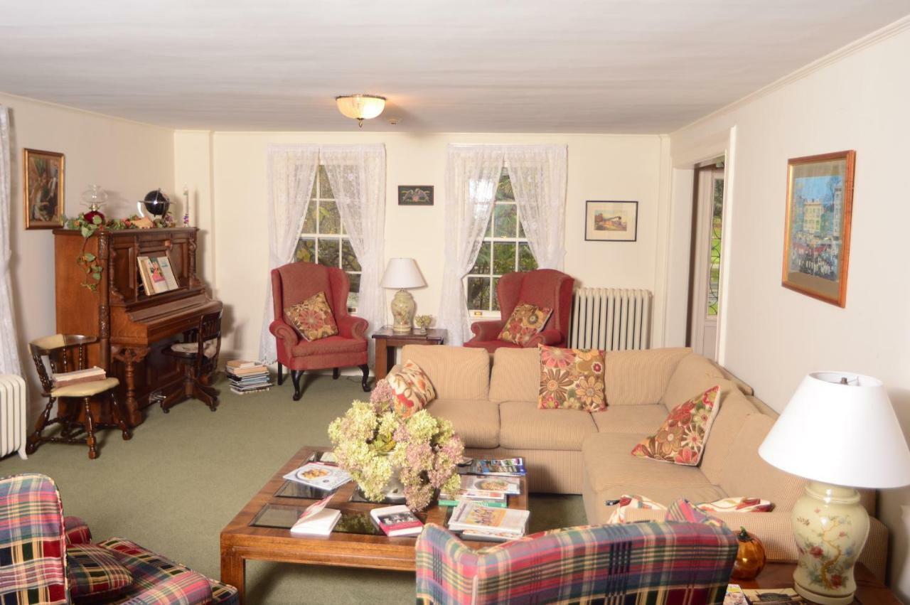 Windflower Inn Грейт Барингтън Екстериор снимка