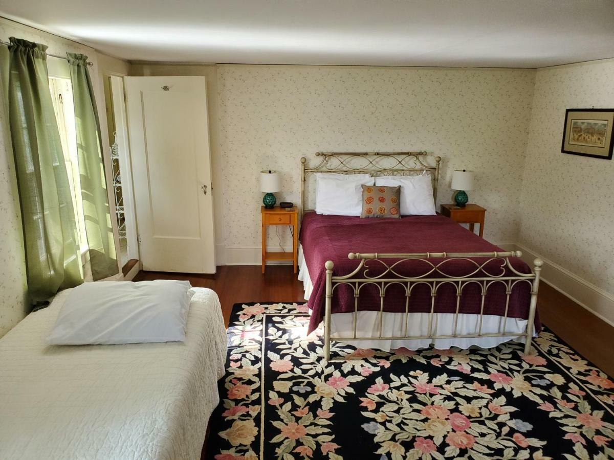 Windflower Inn Грейт Барингтън Екстериор снимка